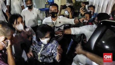 img-title Anak Akidi Tio Sakit, Petugas Medis Bawa Tabung Oksigen