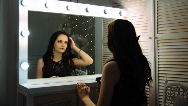 Sekilas seseorang terlihat cemerlang dan punya capaian. Namun jika diamati, ada sejumlah tanda yang menunjukkan bahwa orang itu kurang percaya diri.