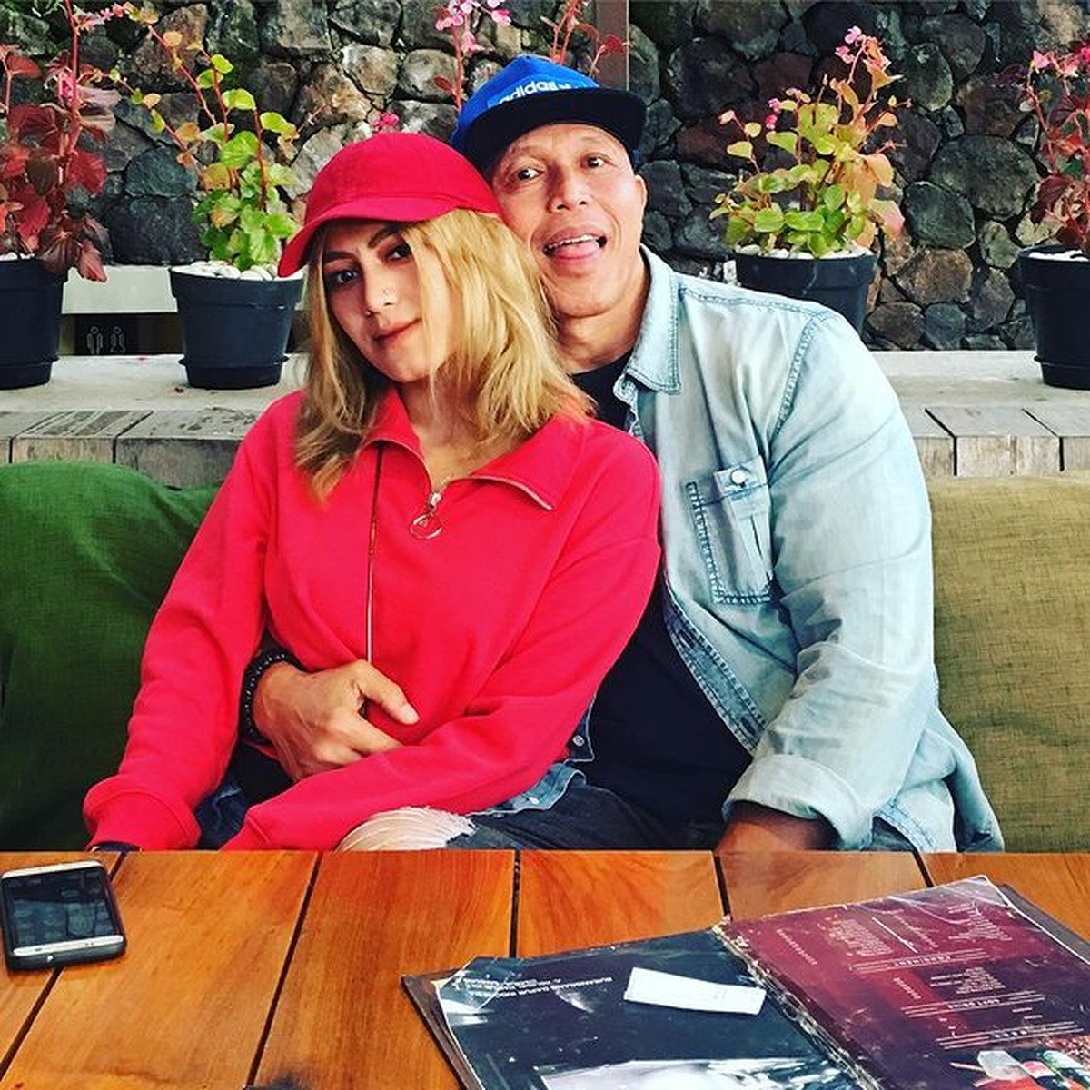 Bang Tigor telah melepas status dudanya dengan menikahi Aisyah wanita yang lebih muda 24 tahun darinya&period; Yuk intip kemesraanya&excl;