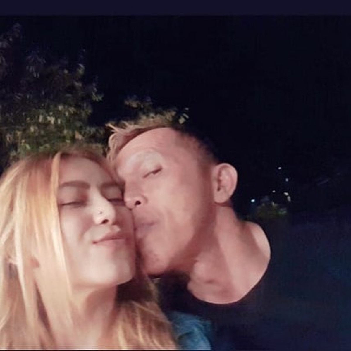 Bang Tigor telah melepas status dudanya dengan menikahi Aisyah wanita yang lebih muda 24 tahun darinya&period; Yuk intip kemesraanya&excl;