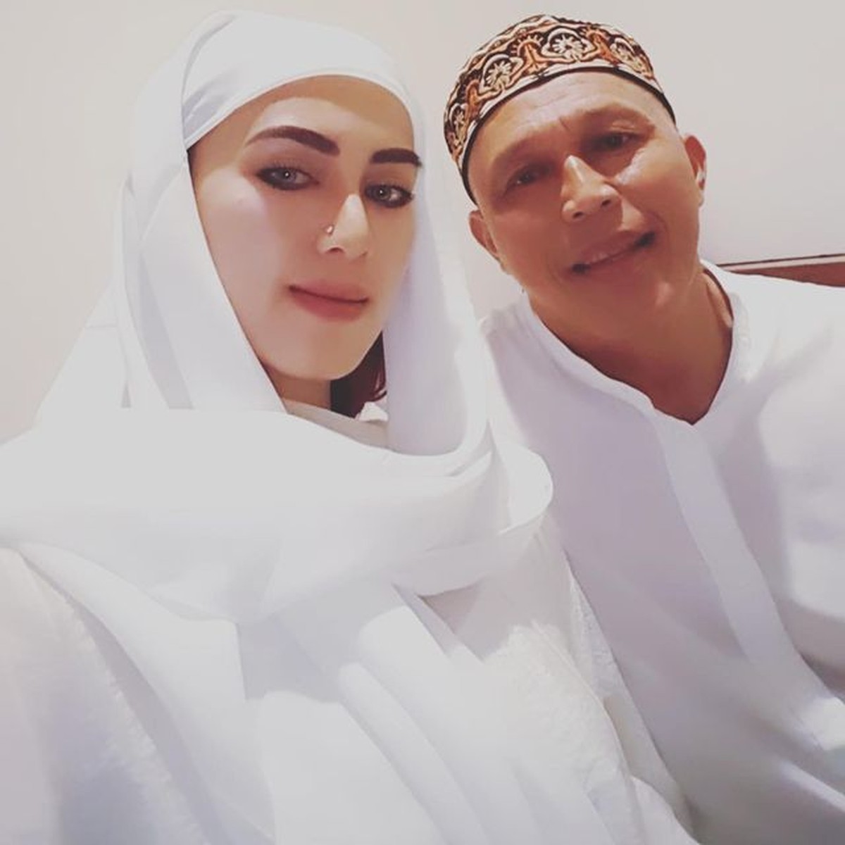 Bang Tigor telah melepas status dudanya dengan menikahi Aisyah wanita yang lebih muda 24 tahun darinya&period; Yuk intip kemesraanya&excl;