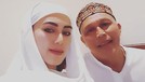 Bang Tigor telah melepas status dudanya dengan menikahi Aisyah wanita yang lebih muda 24 tahun darinya&period; Yuk intip kemesraanya&excl;