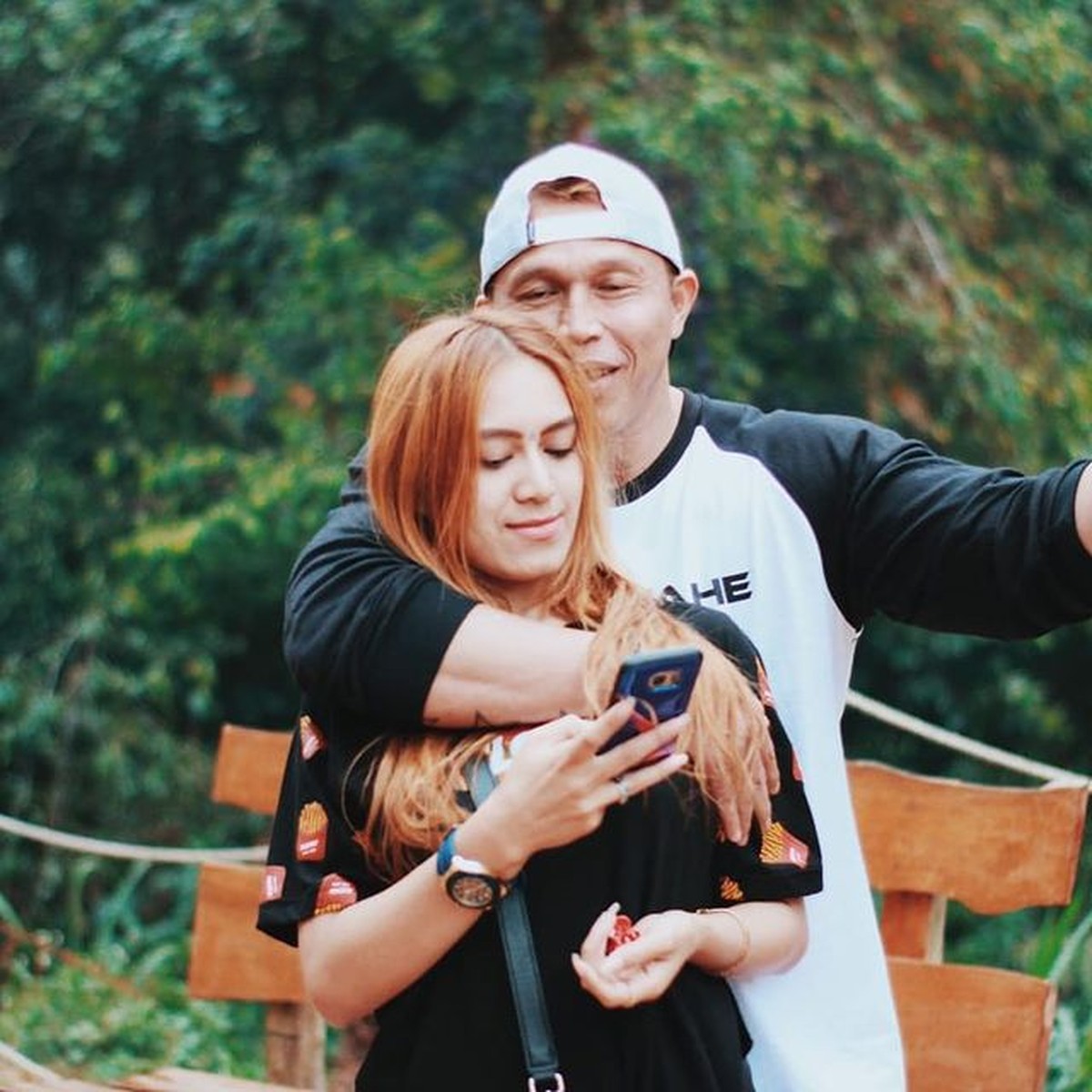 Bang Tigor telah melepas status dudanya dengan menikahi Aisyah wanita yang lebih muda 24 tahun darinya&period; Yuk intip kemesraanya&excl;