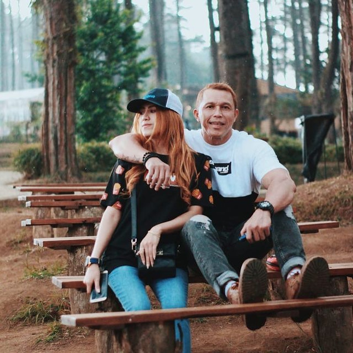 Bang Tigor telah melepas status dudanya dengan menikahi Aisyah wanita yang lebih muda 24 tahun darinya&period; Yuk intip kemesraanya&excl;