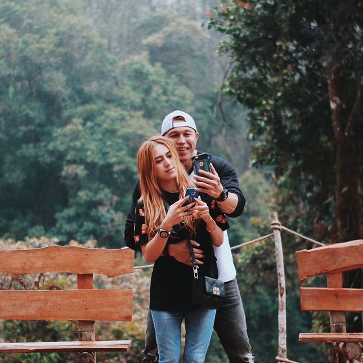 Bang Tigor telah melepas status dudanya dengan menikahi Aisyah wanita yang lebih muda 24 tahun darinya&period; Yuk intip kemesraanya&excl;