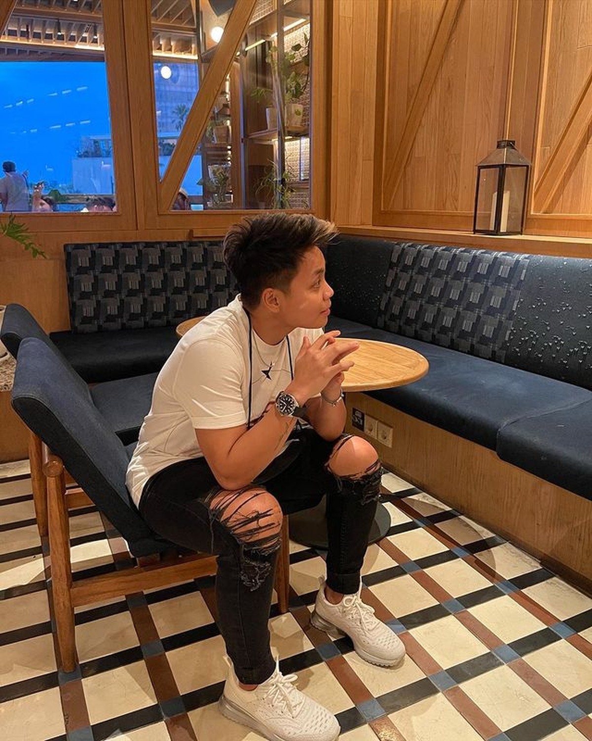 Kemenangan ganda putri Greysia Polii dan Apriyani Rahayu bikin bangga Indonesia&period; Yuk kita intip sosok Apriyani Rahayu&excl;