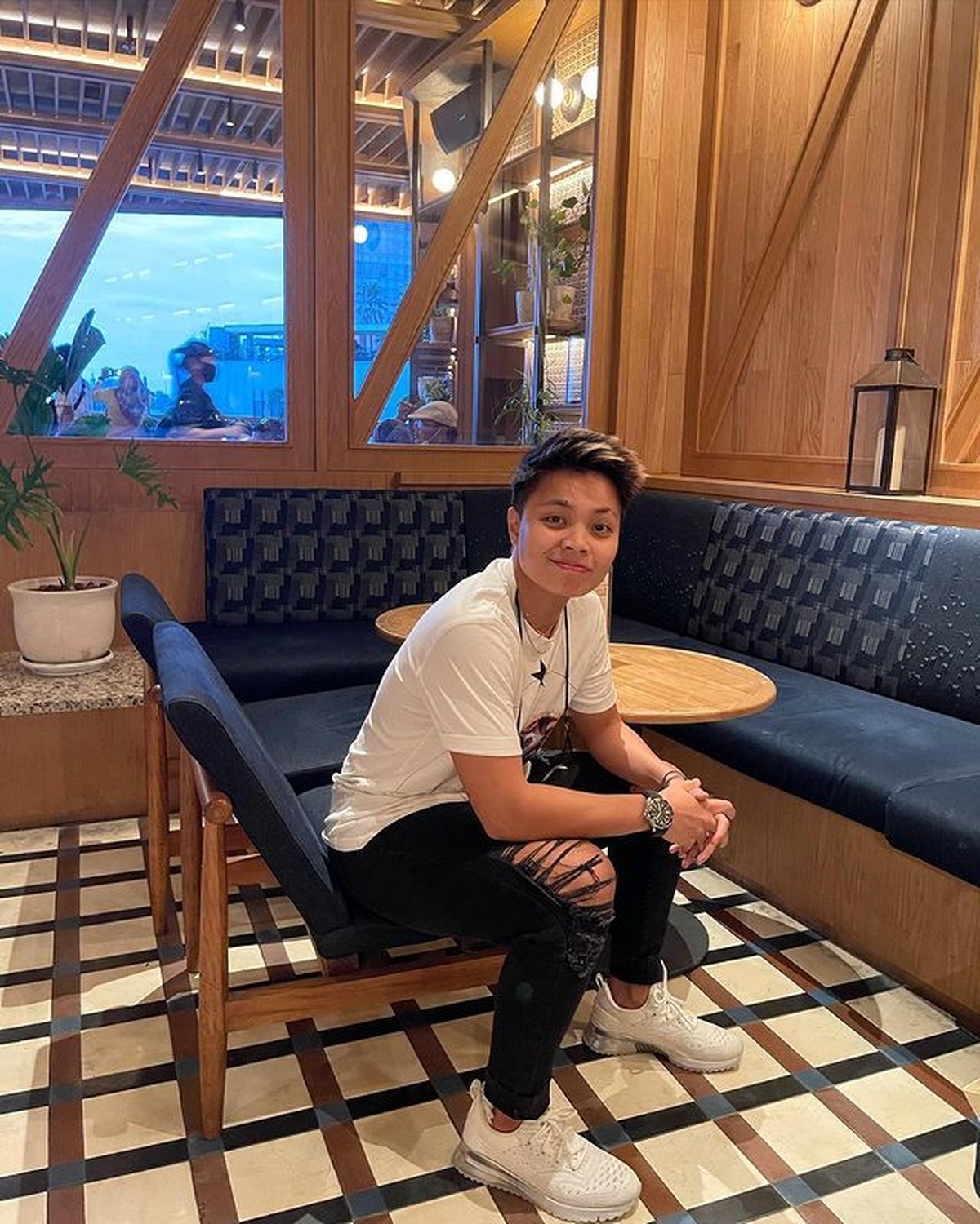 Kemenangan ganda putri Greysia Polii dan Apriyani Rahayu bikin bangga Indonesia&period; Yuk kita intip sosok Apriyani Rahayu&excl;