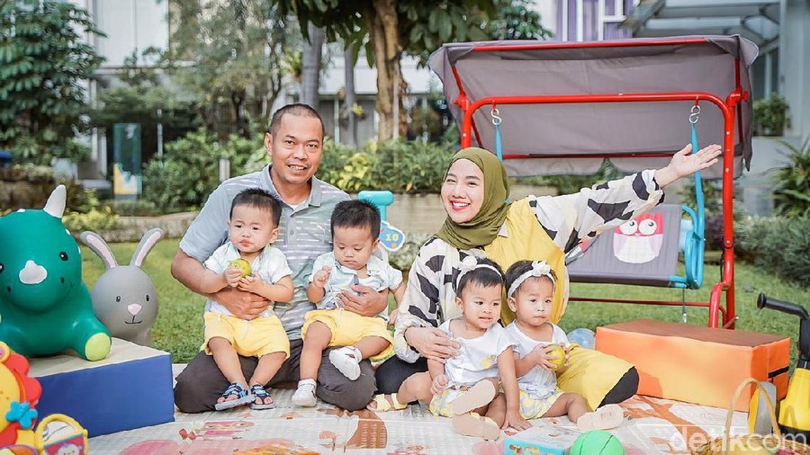 Kisah pasutri setelah 3 kali gagal bayi tabung, kini mendapatkan empat bayi kembar. Kisah pasutri setelah 3 kali gagal bayi tabung, kini mendapatkan empat bayi kembar.