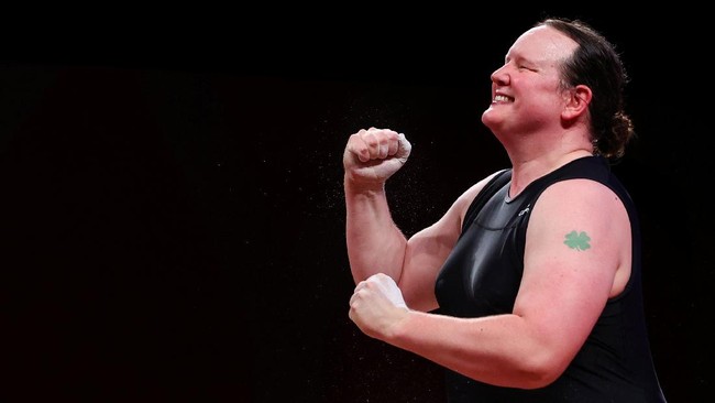 Atlet Selandia Baru Laurel Hubbard mencatat sejarah sebagai transgender pertama yang berkompetisi di ajang Olimpiade pada Senin (2/8).