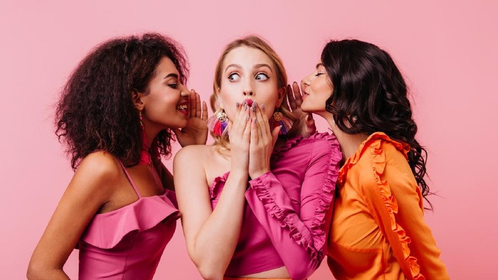 7 Ciri-ciri Teman Iri dan Berniat Buruk Padamu, Kehadirannya Seperti Ular yang Membahayakan Lho!