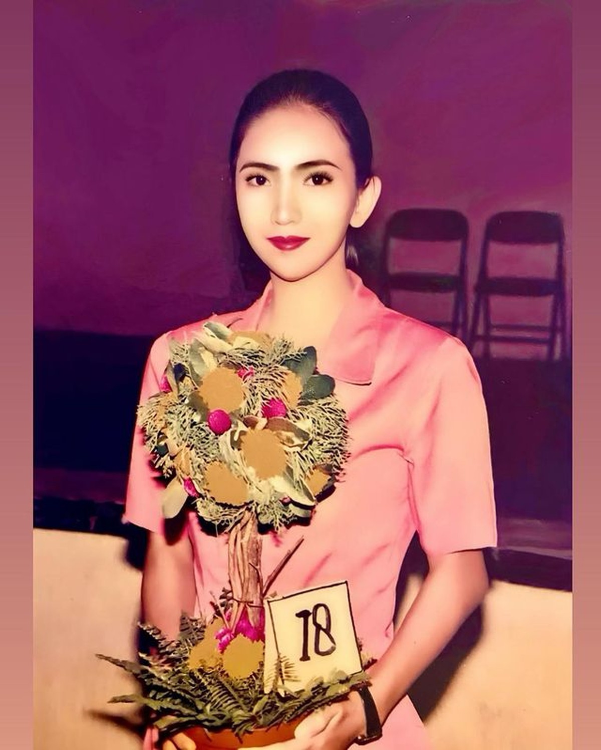 Kisah seorang wanita cantik yang bernama Heni Tania dinikahi oleh seorang Kapolsek sedang viral&period; Yuk intip potret Heni&excl;