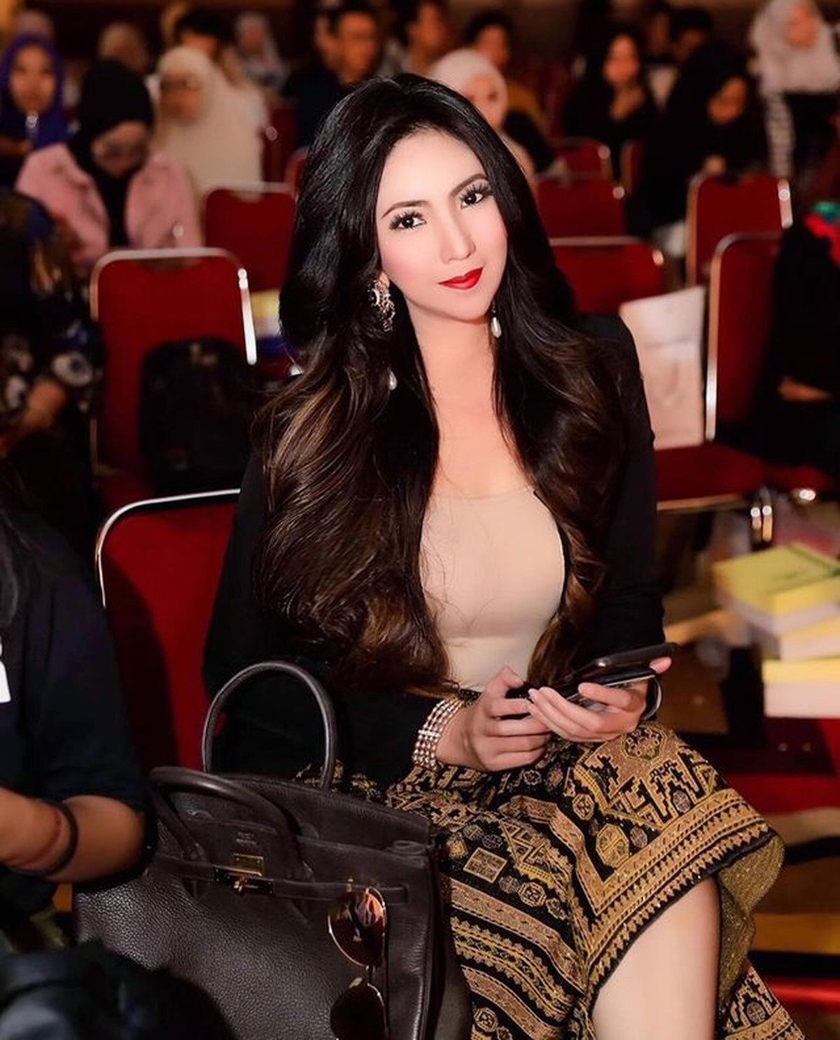 Kisah seorang wanita cantik yang bernama Heni Tania dinikahi oleh seorang Kapolsek sedang viral&period; Yuk intip potret Heni&excl;
