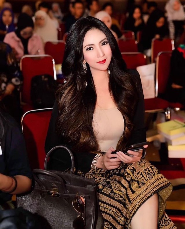 Potret Cantik Heni Tania Istri Kapolsek yang Tengah Viral Kisah seorang wanita cantik yang bernama Heni Tania dinikahi oleh seorang Kapolsek sedang viral. Yuk intip potret Heni!