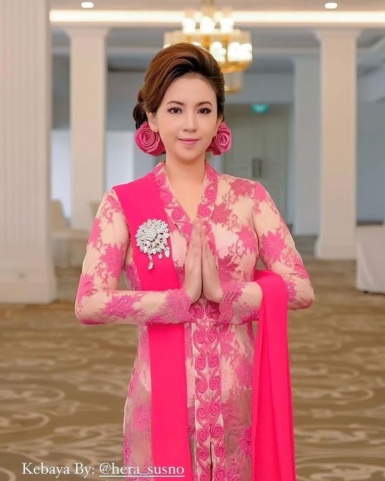 Kisah seorang wanita cantik yang bernama Heni Tania dinikahi oleh seorang Kapolsek sedang viral. Yuk intip potret Heni!