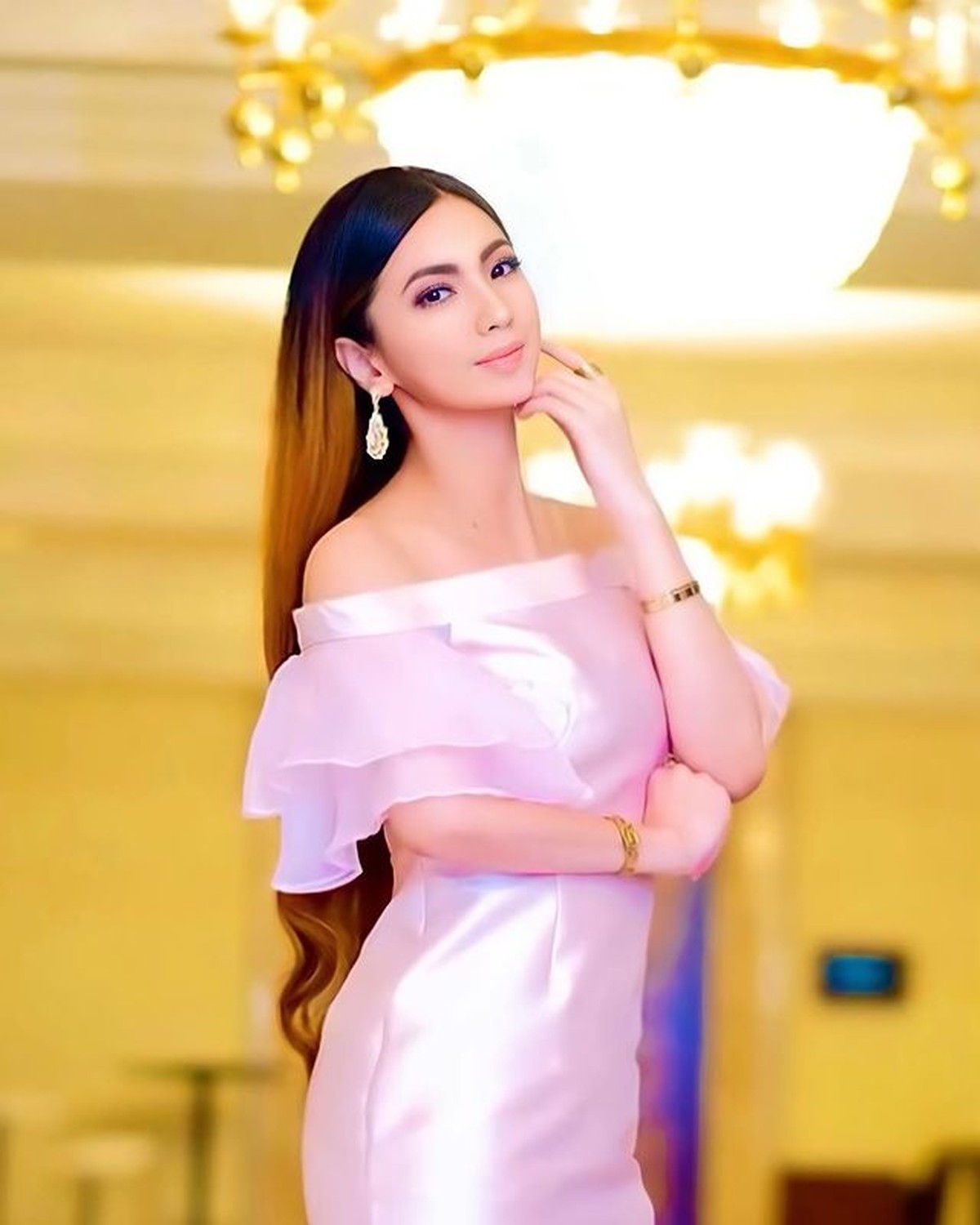 Kisah seorang wanita cantik yang bernama Heni Tania dinikahi oleh seorang Kapolsek sedang viral&period; Yuk intip potret Heni&excl;