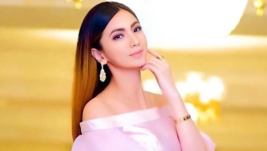 Kisah seorang wanita cantik yang bernama Heni Tania dinikahi oleh seorang Kapolsek sedang viral. Yuk intip potret Heni!