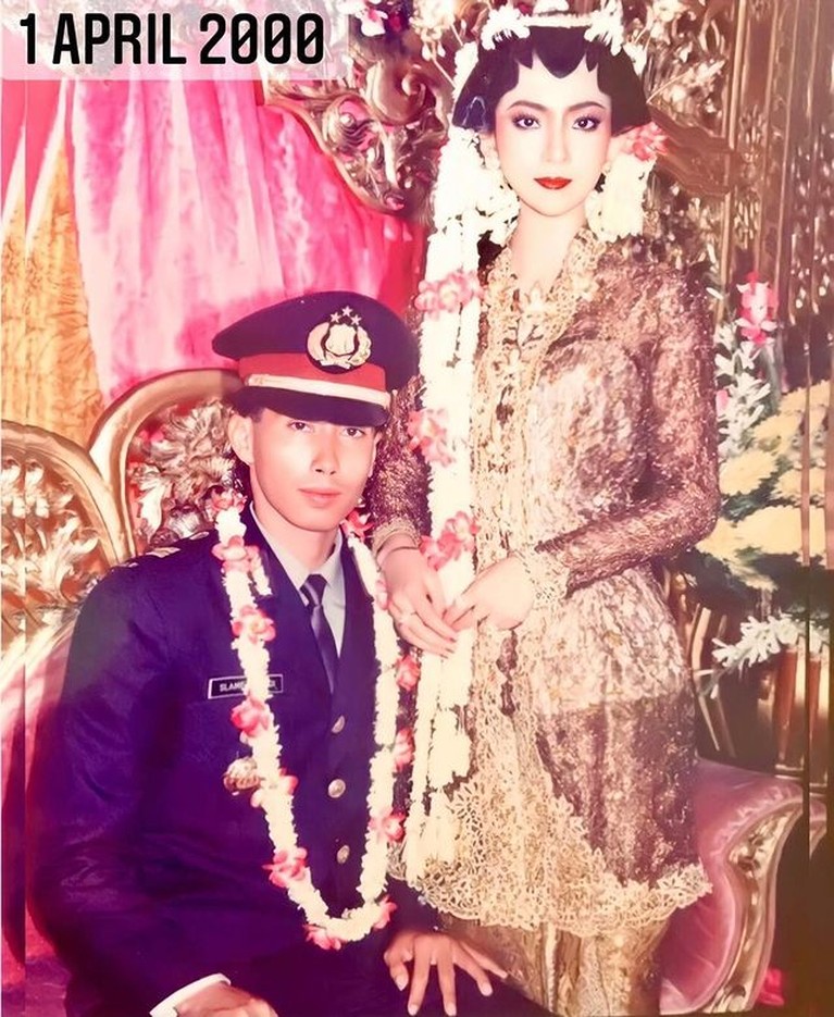 Potret Cantik Heni Tania Istri Kapolsek yang Tengah Viral Kisah seorang wanita cantik yang bernama Heni Tania dinikahi oleh seorang Kapolsek sedang viral. Yuk intip potret Heni!