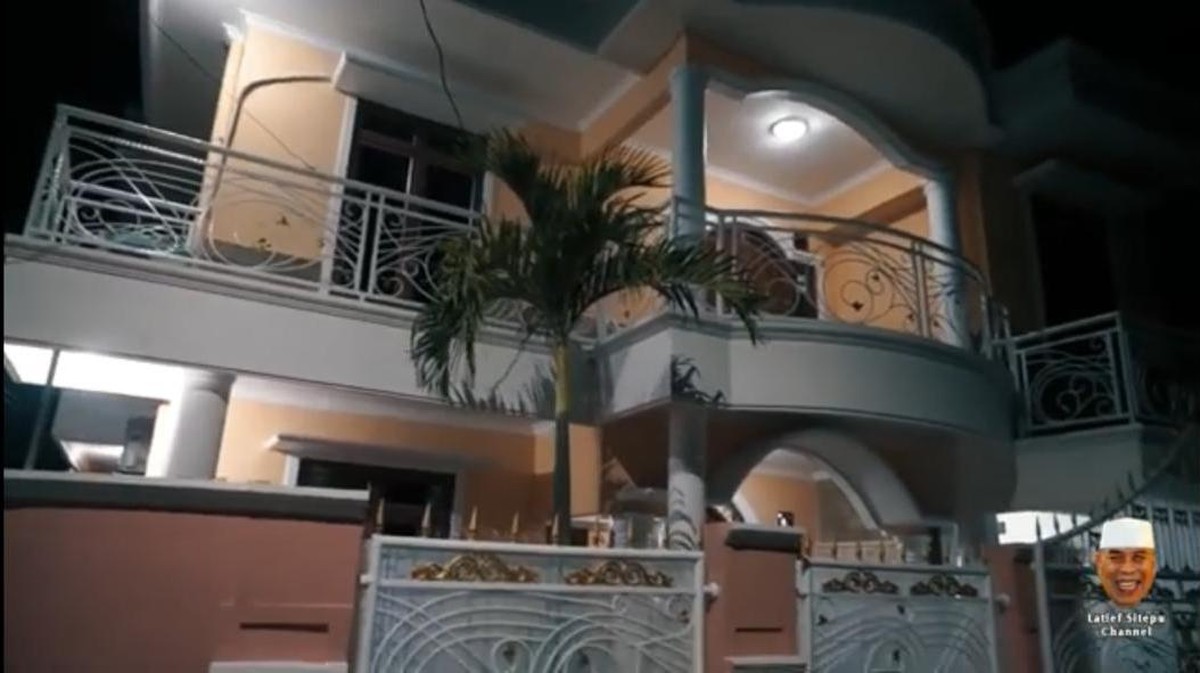 Latief Sitepu pemeran Haji Muhidin di sinetron Tukang Bubur Naik Haji memiliki hunian mewah&period; Yuk kita intip&excl;