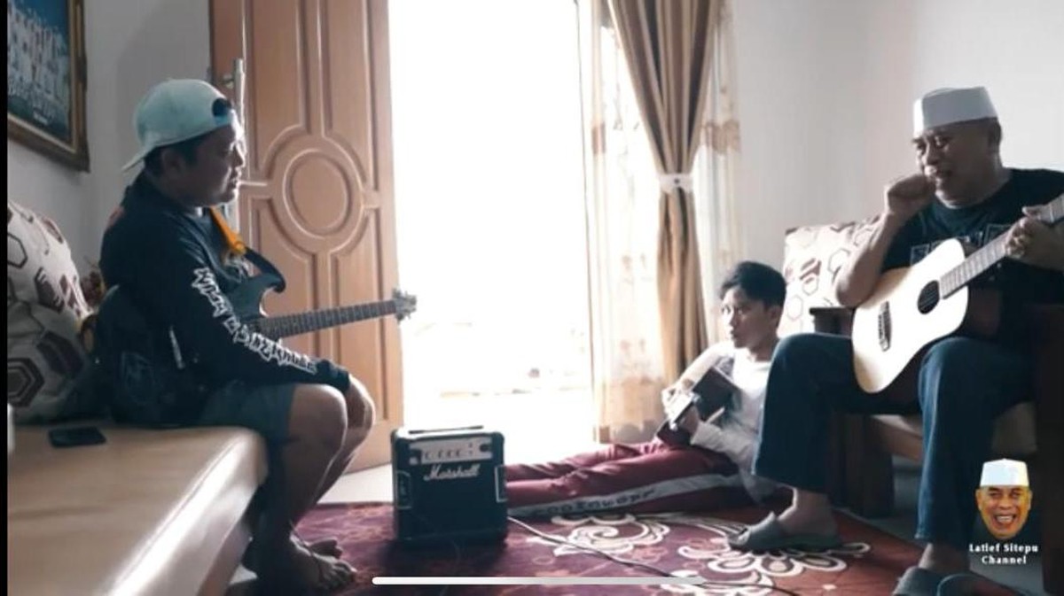 Latief Sitepu pemeran Haji Muhidin di sinetron Tukang Bubur Naik Haji memiliki hunian mewah&period; Yuk kita intip&excl;