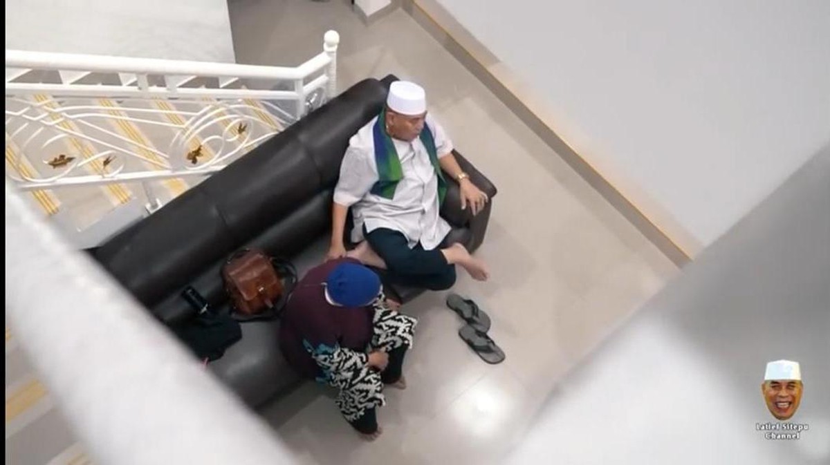 Latief Sitepu pemeran Haji Muhidin di sinetron Tukang Bubur Naik Haji memiliki hunian mewah&period; Yuk kita intip&excl;