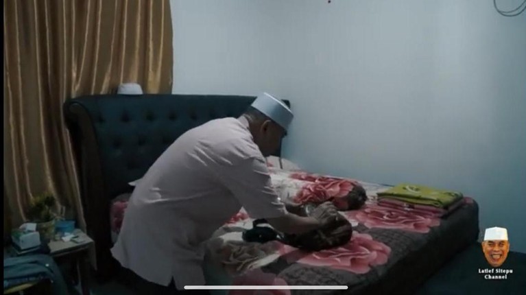 Potret Rumah Mewah Latief Sitepu Pemeran Haji Muhidin Latief Sitepu pemeran Haji Muhidin di sinetron Tukang Bubur Naik Haji memiliki hunian mewah. Yuk kita intip!
