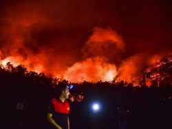 Kebakaran Capai Pembangkit Listrik, Ratusan Warga Turki Dievakuasi via Laut
