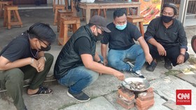 Pedagang di Cilegon Rebus Batu Gara-gara PPKM Diperpanjang