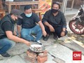 Pedagang di Cilegon Rebus Batu Gara-gara PPKM Diperpanjang
