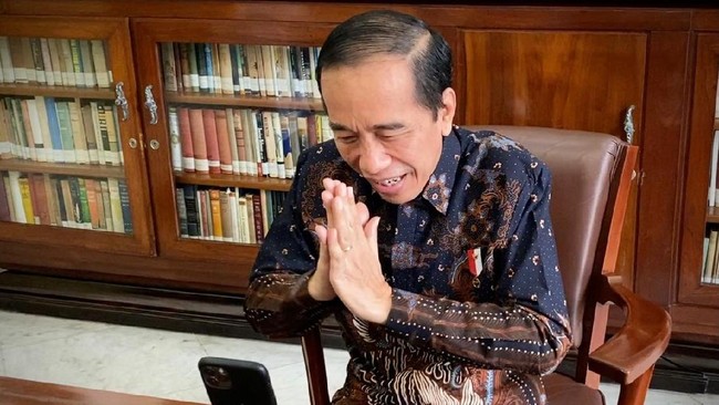 BEM SI menilai pernyataan Gibran Rakabuming soal masa jabatan presiden tiga periode serta keinginan ikut demonstrasi tak ubahnya gimik semata.