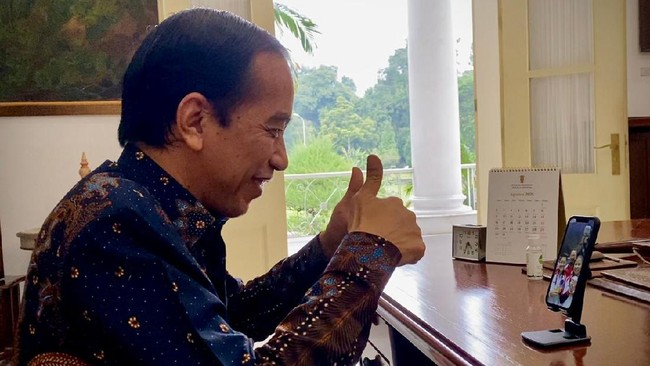 Melalui Twitter, Jokowi mengatakan pemerintah Indonesia di bawah kepemimpinannya siap memperkuat kerja sama dengan Malaysia.