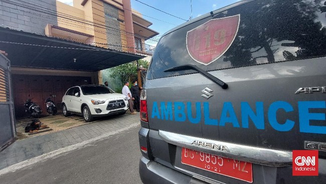 Pria di Mukomuko Bawa Jenazah Istri Diduga Covid Pakai Motor Pria di Mukomuko membawa jenazah istrinya yang diduga positif Covid, menggunakan sepeda motor, setelah tak berhasil mendapatkan ambulans.