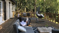 <p>Area tersebut juga dilengkapi dengan aneka kursi malas. Anggun biasa menghabiskan waktu dengan membaca buku di tempat tersebut. (Foto: Instagram @anggun_cipta)</p>