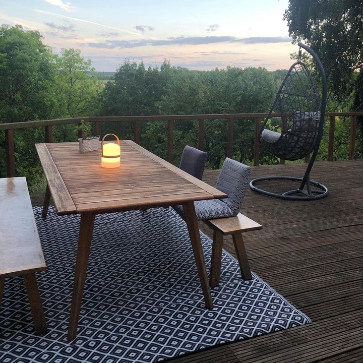 <p>Area tersebut juga dilengkapi dengan aneka kursi malas. Anggun biasa menghabiskan waktu dengan membaca buku di tempat tersebut.  (Foto: Instagram @anggun_cipta)</p>
