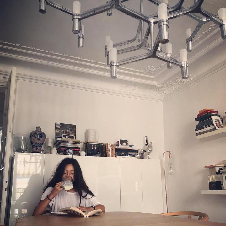 <p>Interior rumah Anggun didominasi dengan warna<em> earhty tone</em> seperti cokelat, beige, dan putih. Ia juga menyimpan sejumlah pernak pernik sebagai dekorasi rumah.(Foto: Instagram @anggun_cipta)</p>