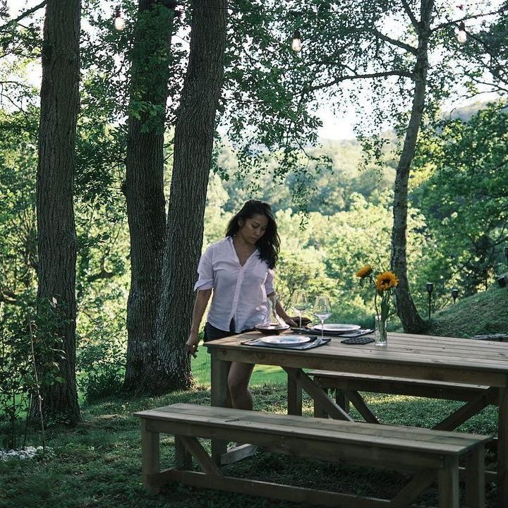 <p>Rumah Anggun dan suami dibangun di area hutan yang masih asri. Deretan pepohonan dan rumput hijau mengelilingi rumahnya. Area tersebut menjadi tempat nyaman untuk melakukan aktivitas outdoor. (Foto: Instagram @anggun_cipta)</p>
