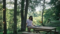 <p>Meja dan bangku kayu melengkapi bagian halaman yang asri. Tempat yang cocok untuk makan siang bersama keluarga. (Foto: Instagram @anggun_cipta)</p>