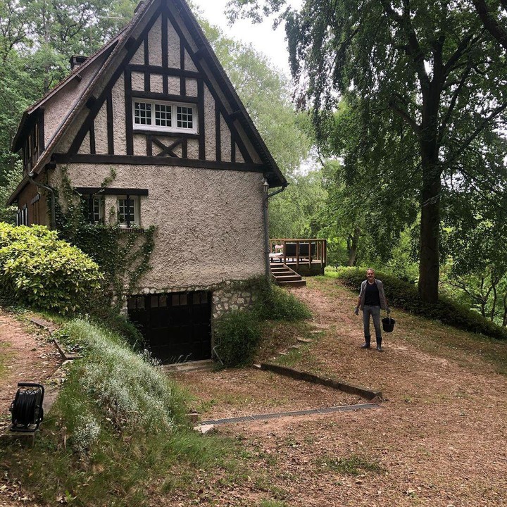 <p>Angun C Sasmi hidup bahagia di Prancis bersama suaminya, Christian Kretschmar. Mereka memiliki sebuah country house di tempat yang jauh dari hiruk pikuk perkotaan. (Foto: Instagram @anggun_cipta)</p>