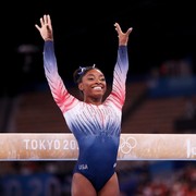 5 Inspirasi OOTD Simone Biles, Cocok untuk Kamu yang Berbadan Mungil