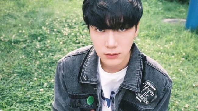Dalam poster, Ten NCT terlihat memejamkan sebelah matanya. Poster tersebut juga dipenuhi dengancoretan spidol warna hitam berbentuk tulisan 'Paint Me Naked'.