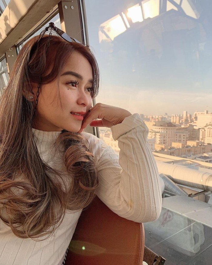 Terakhir, Assyifa Nuraini yang merupakan adik Ayu Ting Ting. Banyak warganet yang menyebut keduanya memiliki paras yang mirip dan cantik. Umur Ayu Ting Ting dan adiknya terpaut jarak 5 tahun. (Foto: Assyifa Nuraini/ sumber: instagram.com/syifaasyifaaa)