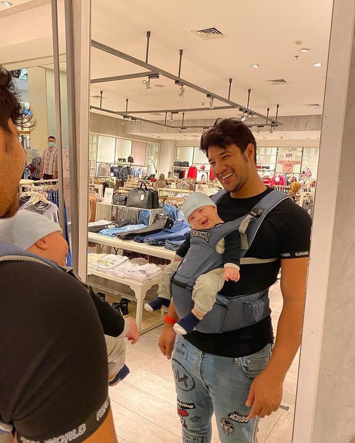 Penampilan tubuh Ammar Zoni setelah menikah berubah drastis&period; Beratnya bahkan mencapai 115kg&period; Yuk kita lihat transformasinya&excl;