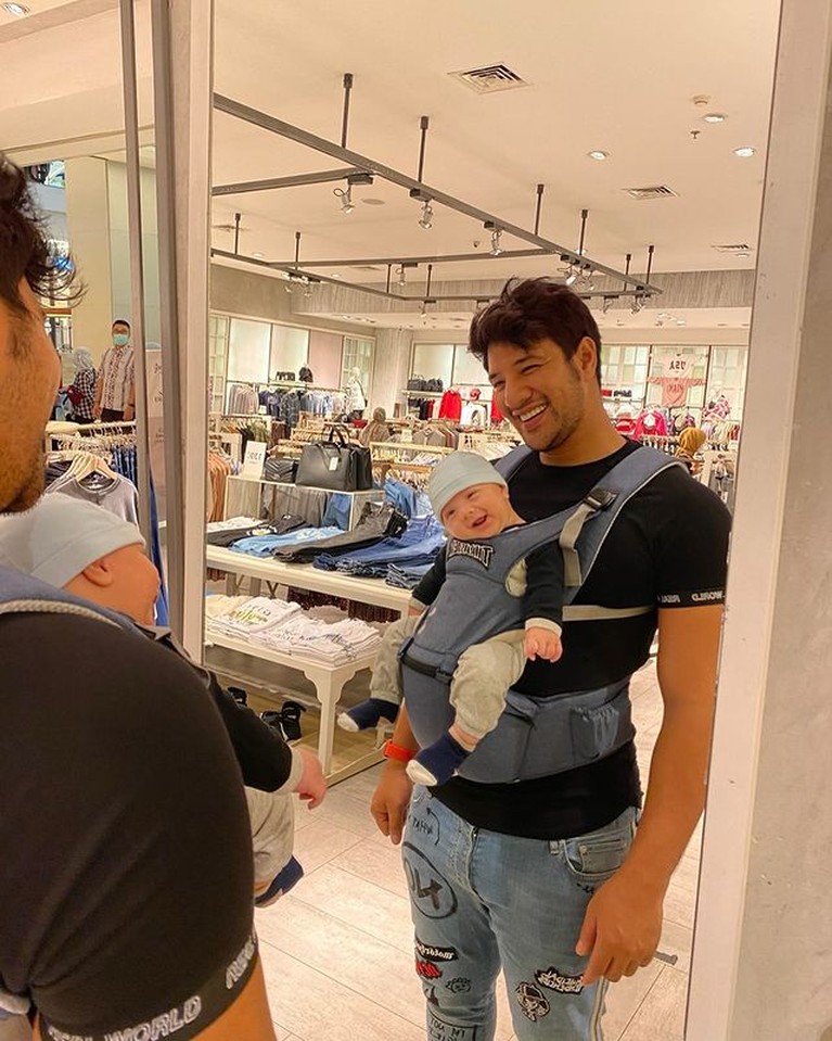 Transformasi Tubuh Ammar Zoni hingga Berat Badan Capai 115kg Penampilan tubuh Ammar Zoni setelah menikah berubah drastis. Beratnya bahkan mencapai 115kg. Yuk kita lihat transformasinya!
