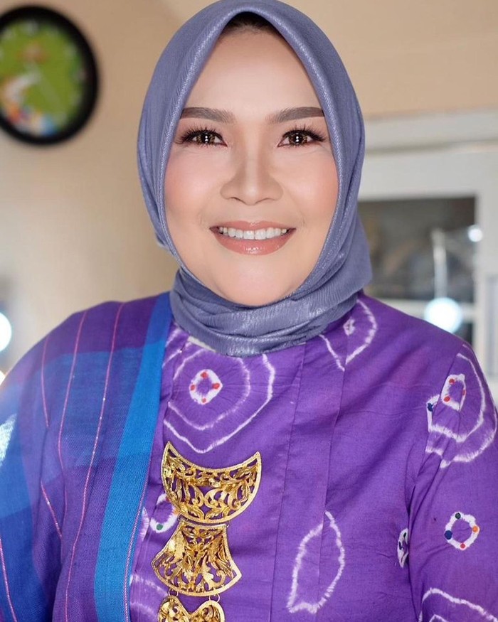 Umi Kalsum adalah bunda Ayu Ting Ting yang sebelumnya sempat heboh lantaran mendatangi haters sang cucu. Umi Kalsum mendatangi rumah haters di Bojonegoro bersama dengan sang suami, Ayah Ojak. (Foto Umi Kalsum/ sumber: instagram.com/mom_ayting92_)