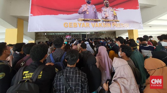 Kegiatan vaksinasi Covid-19 yang diinisiasi Polri di Sumatera Utara memicu kerumunan. DPRD Sumut menyayangkan persiapan yang tak optimal.