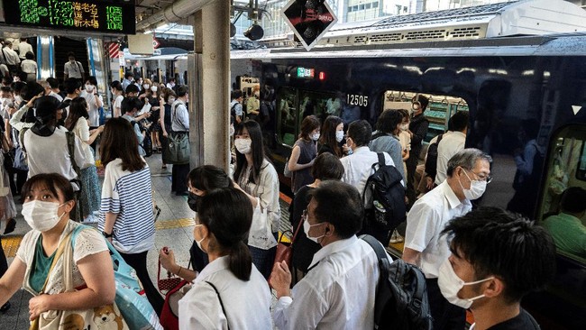 Pelaku penyiraman cairan asam di stasiun Tokyo masih buron ketika Ibu Kota Jepang itu tengah menggelar Paralimpiade.