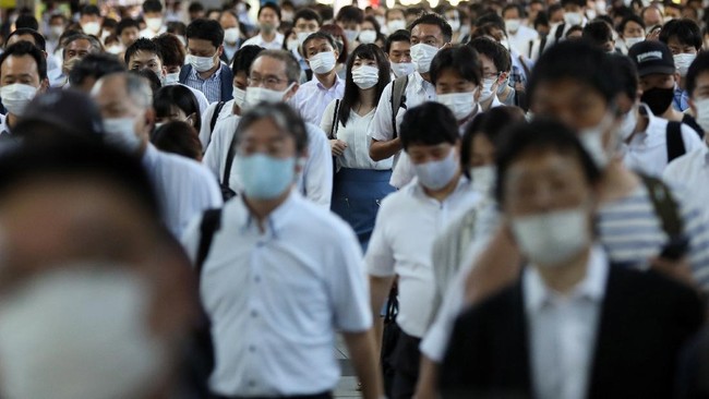 Pemerintah Jepang tengah menggodok sejumlah langkah untuk menurunkan status Covid-19 menjadi setara flu. 
