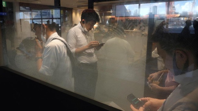 FOTO: Penuh Sesak Stasiun KA Tokyo di Tengah Lonjakan Covid