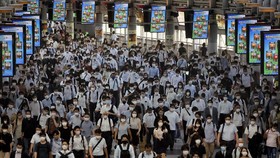 FOTO: Penuh Sesak Stasiun KA Tokyo di Tengah Lonjakan Covid
