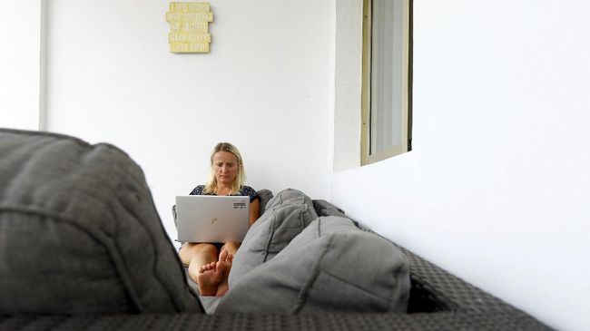 Semakin banyak turis Eropa yang mencari destinasi beriklim hangat untuk "workcation" alias bekerja jarak jauh sembari liburan.