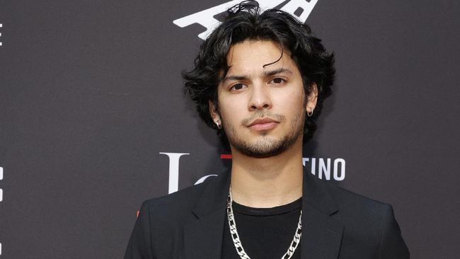 Xolo Mariduena dalam tahap negosiasi untuk membintangi film pahlawan super Latin pertama adaptasi komik DC, Blue Beetle.